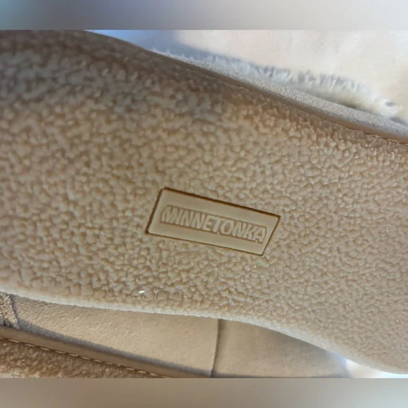 Minnetonka Women’s Suede/ Fur Lined Moccasins in Cream/Beige Sz 10 - Picture 9 of 9